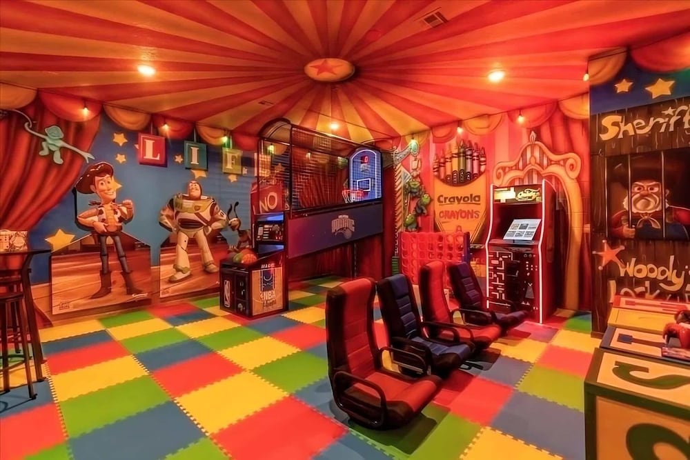 Luxury Themed Villa With Pool Near Disney & Attractions
