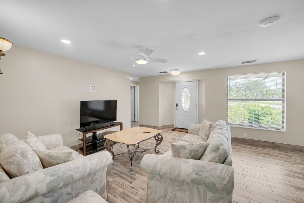 Elwood Park Gem: Spacious 3br Prime Location 3 Bedroom Home