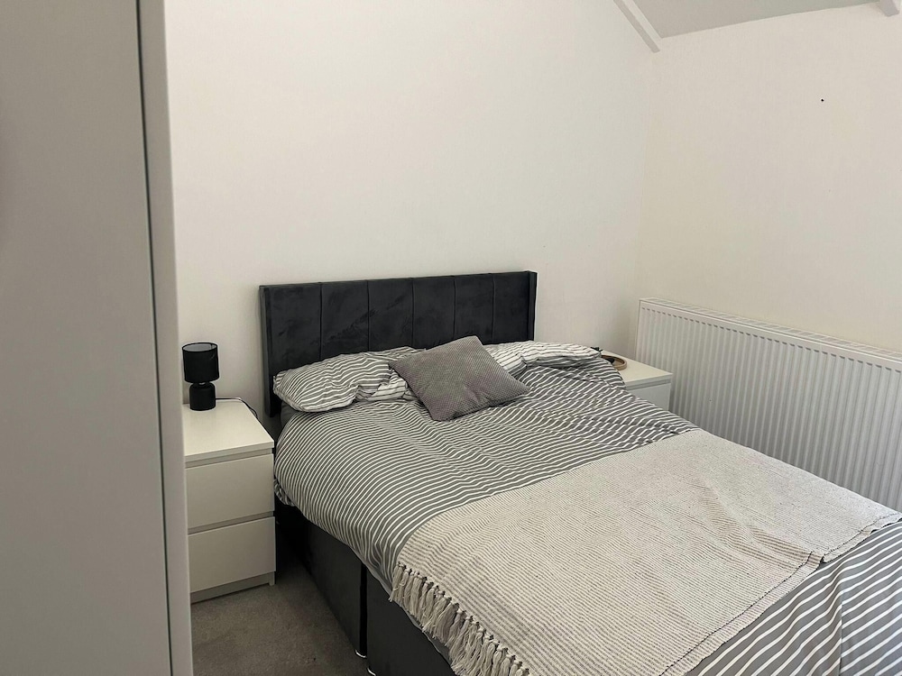 Llangollen 4-bed, Sleeps 8 With Garden & Parking