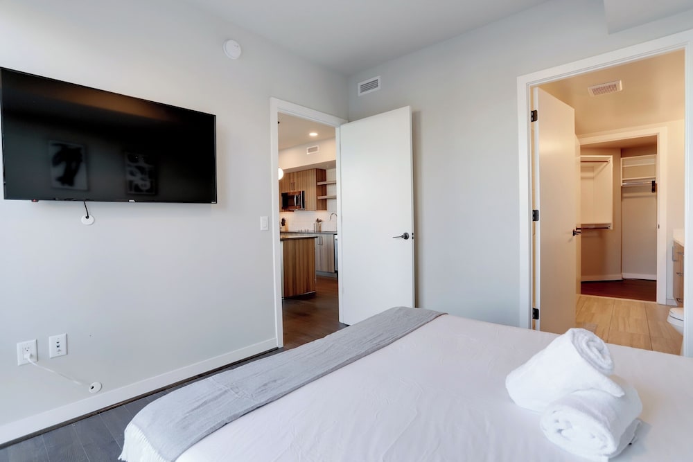 Stylish Apartment Steps from the Metro