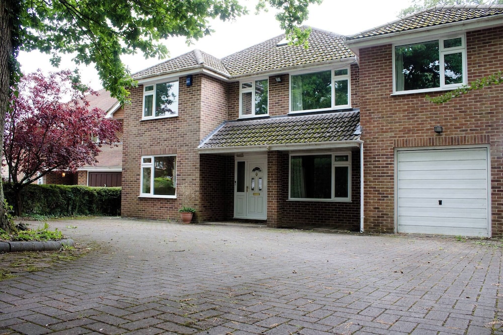 Modern and Spacious 6 Bedroom House