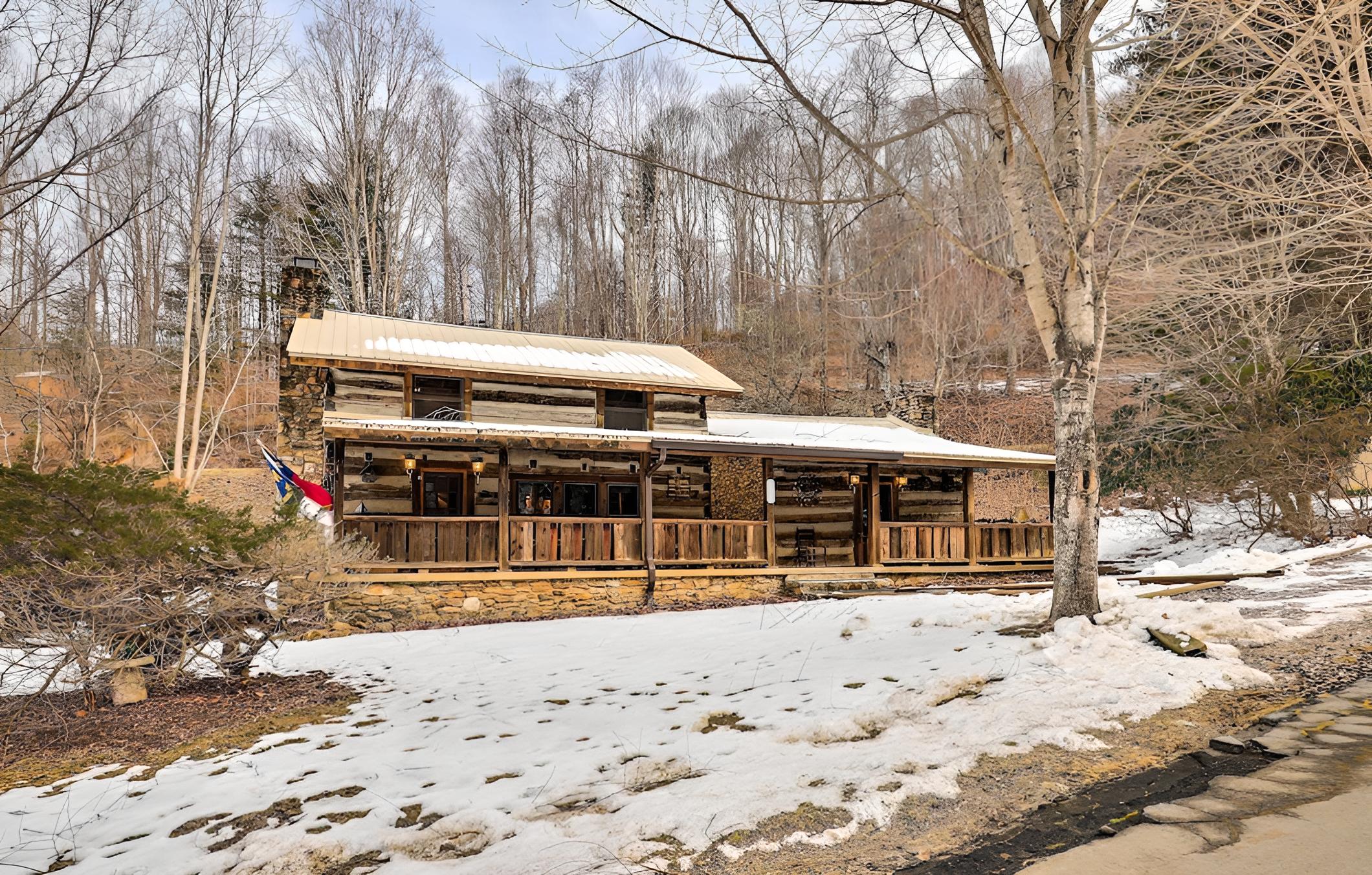 Rustic Mars Hill Cabin: 20 Miles to Asheville!