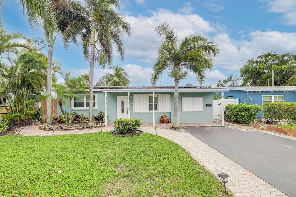 1 Mi to Beach: Sunny Lantana Cottage w/ Pool!