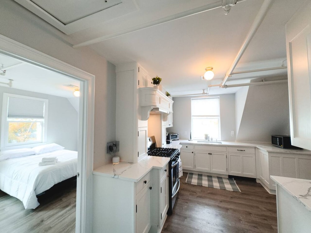 Water Access 5-bed 2-bath Retreat