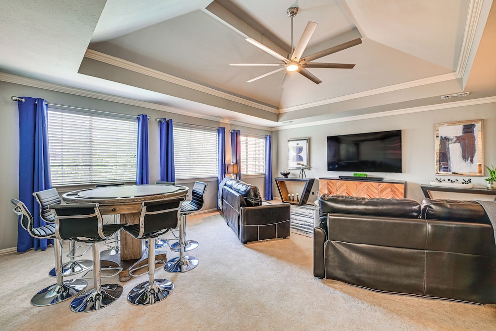 Relax By Pool, Soak in Hot Tub: Plano Home