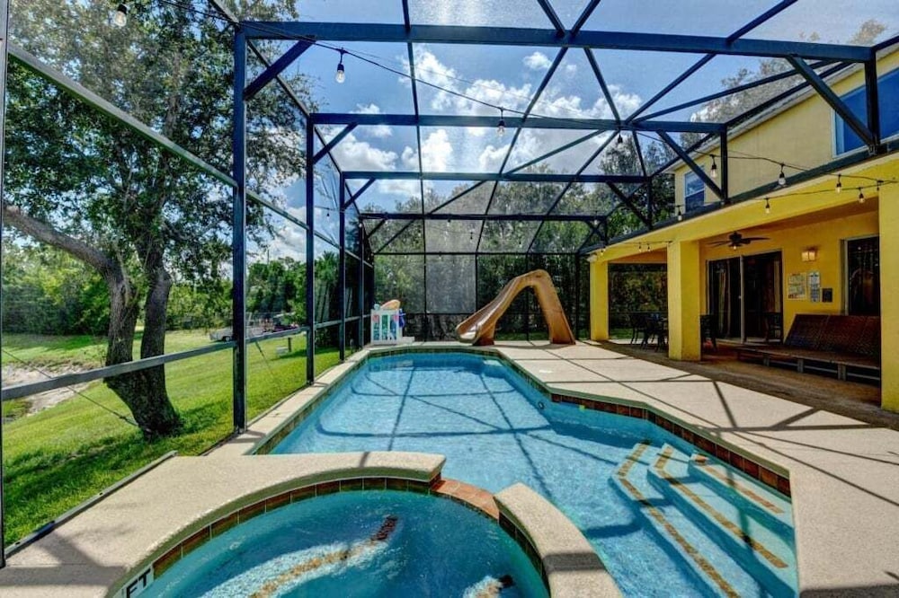 Mickey's Island Escape - 6 Bedroom w/ Pool Slide 6 Villa