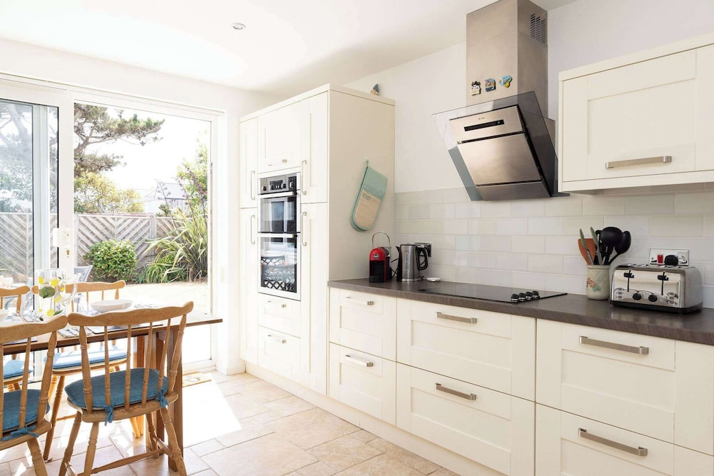 3-bed Beach Bungalow Garden 150m to Sea
