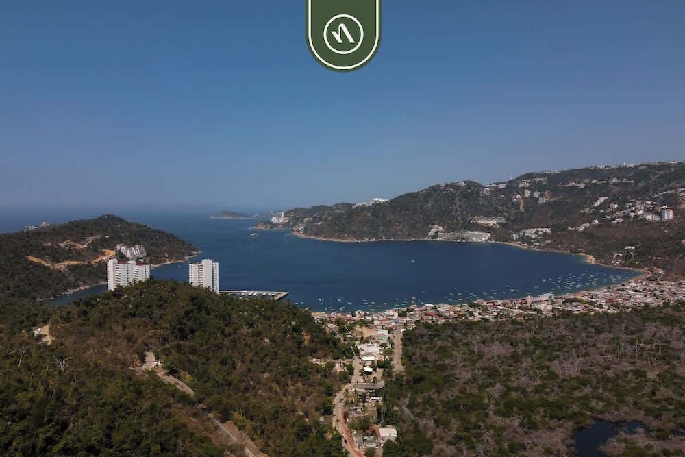 Luxury 4 BR Condo - Amazing Bay View - Pool