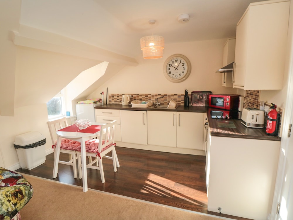 Carisbrooke House, Apartment 6 view 4