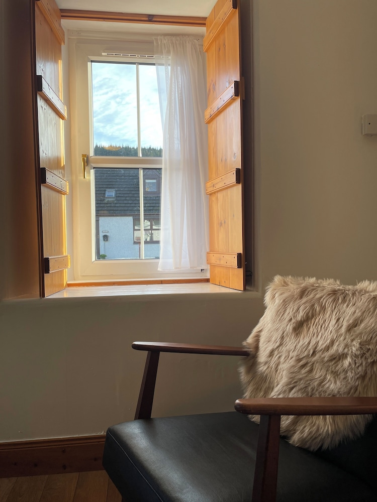 Traditional Highland Cottage Near Loch Ness-sleeps 6