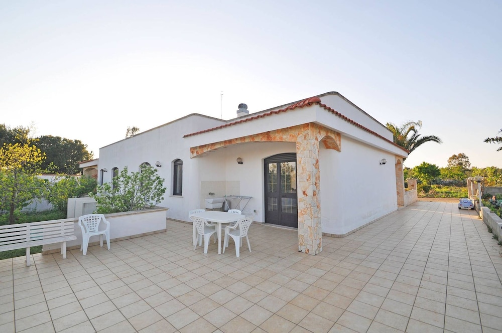 Villa Magnolia 1 Sleeps 8 Close to the sea