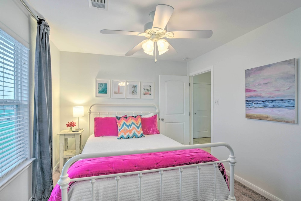 Sea Isle Retreat: Restaurant, Bar & Marina On-site view 3