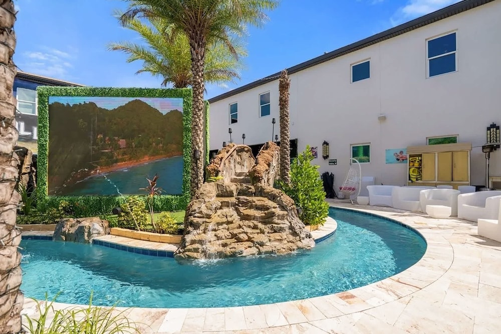 Ultimate Hollywood Themed Mansion for Big Groups