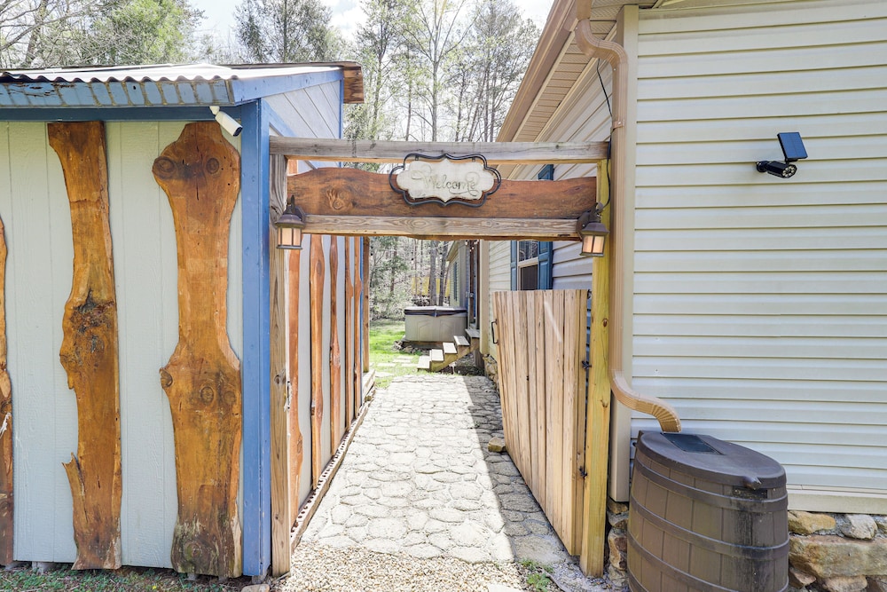 Hot Tub & Fire Pit: Getaway in Sevierville!