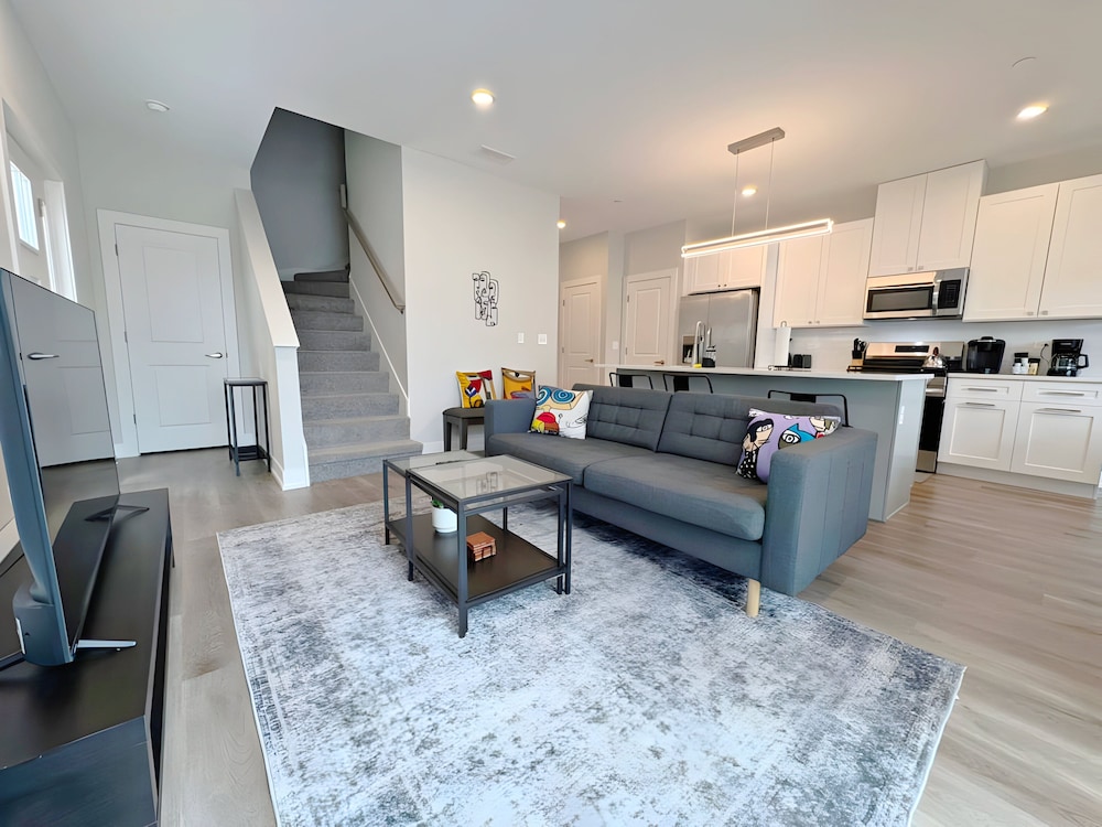 4BR Townhouse with Parking - WV rep 3
