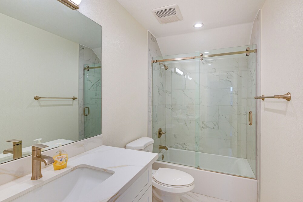 Shop, Dine & Explore Pasadena! Newly Built Home