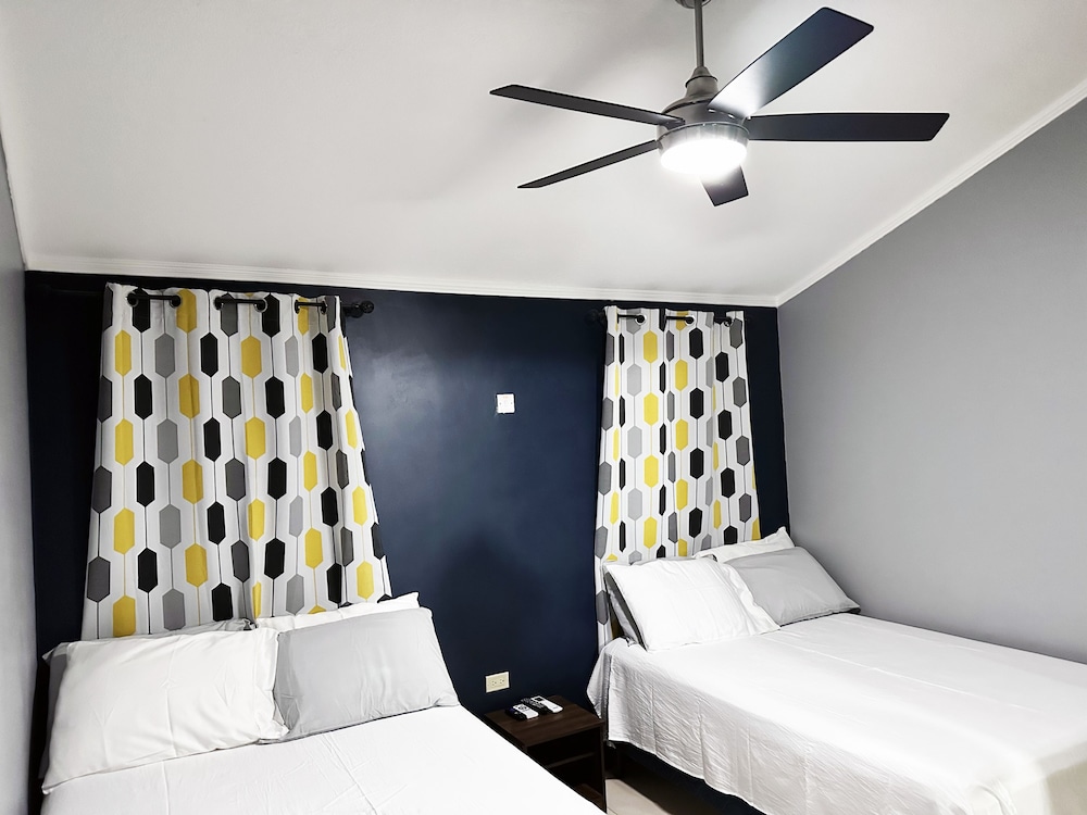 Cozy Crib 5mins from the airport view 5