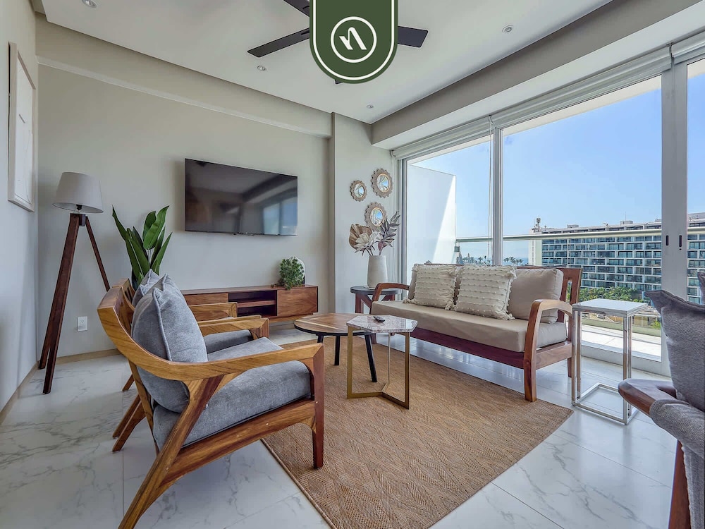Luxury 3 BR Condo - Beach Access 1 Block Away