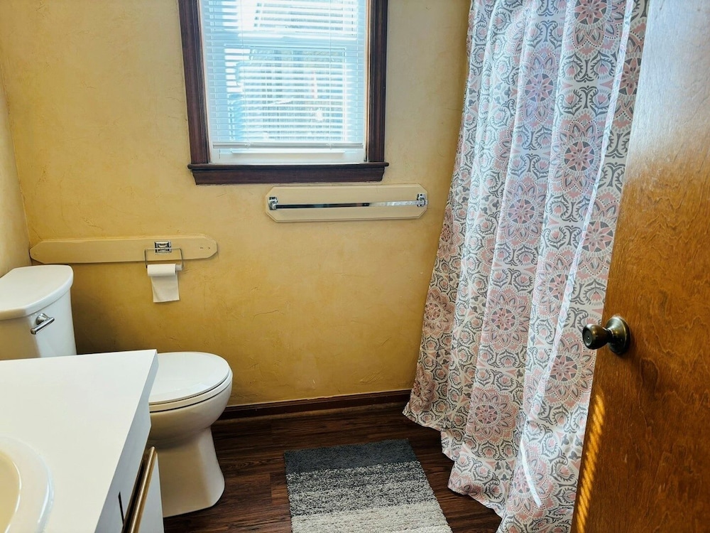 Great Place 5 Bedroom Home by RedAwning