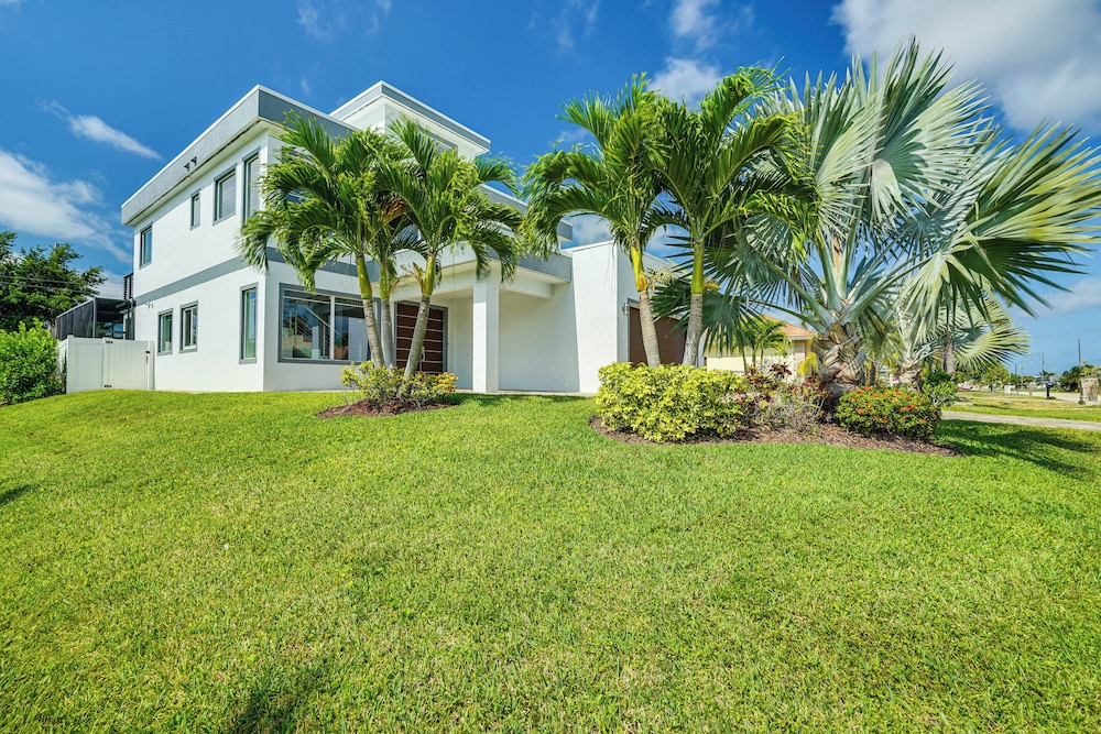 Game Room & Bbq: Cape Coral Escape, 5 Mi to Beach!