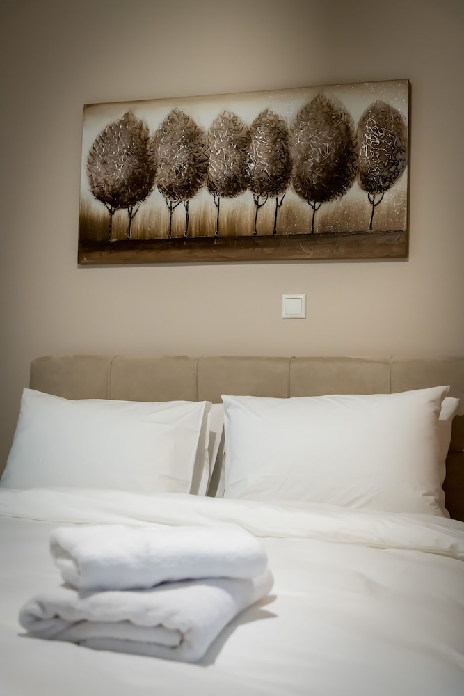 2br renovated flat close to metro photo 4