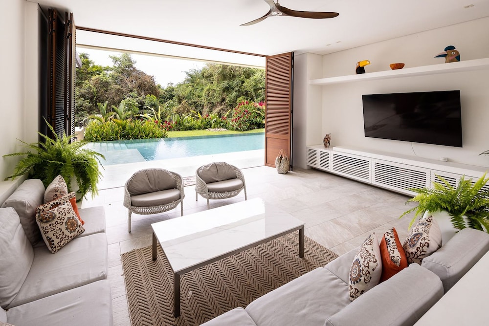 w Mind-blowing 4BR Villa w Pool at Mesa de Yeguas
