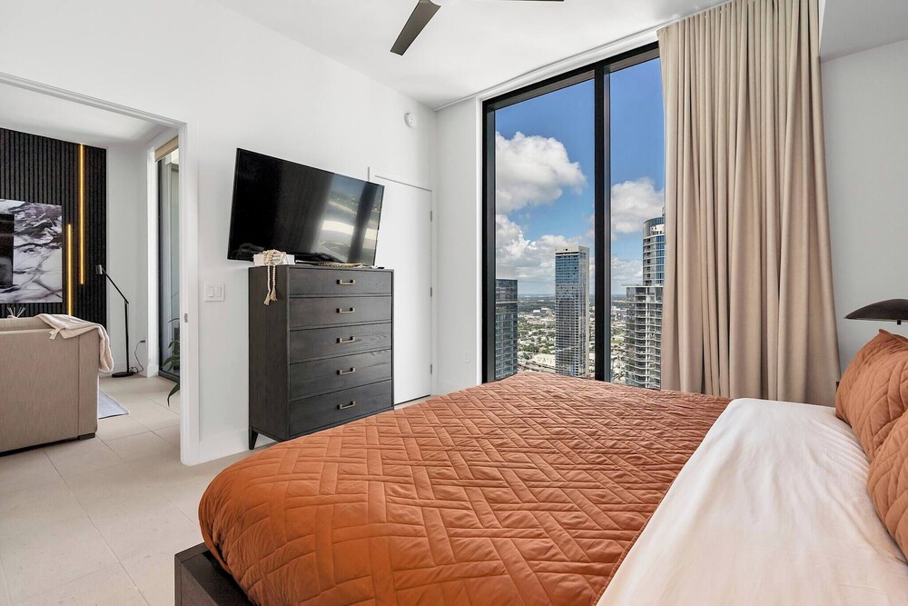 Luxury 1BR Penthouse, Bay & City Views Downtown