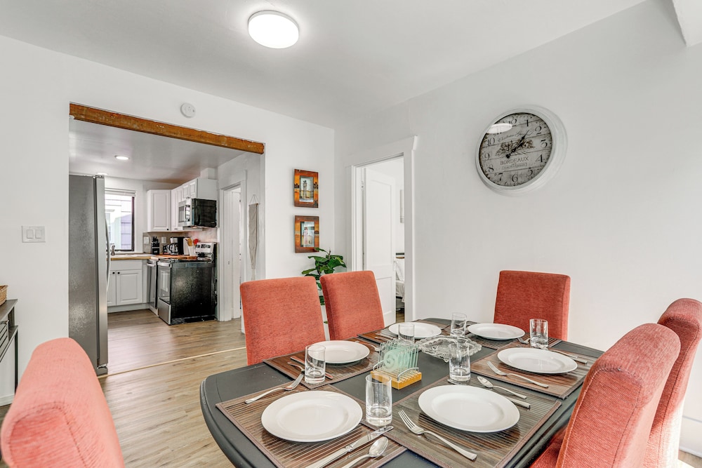 1 Mi to Green Lake: Family-friendly Seattle Home
