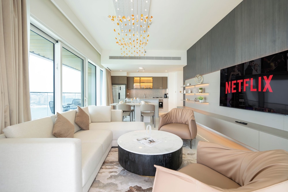 KeyRock - Grand Bleu Apt with Palm View