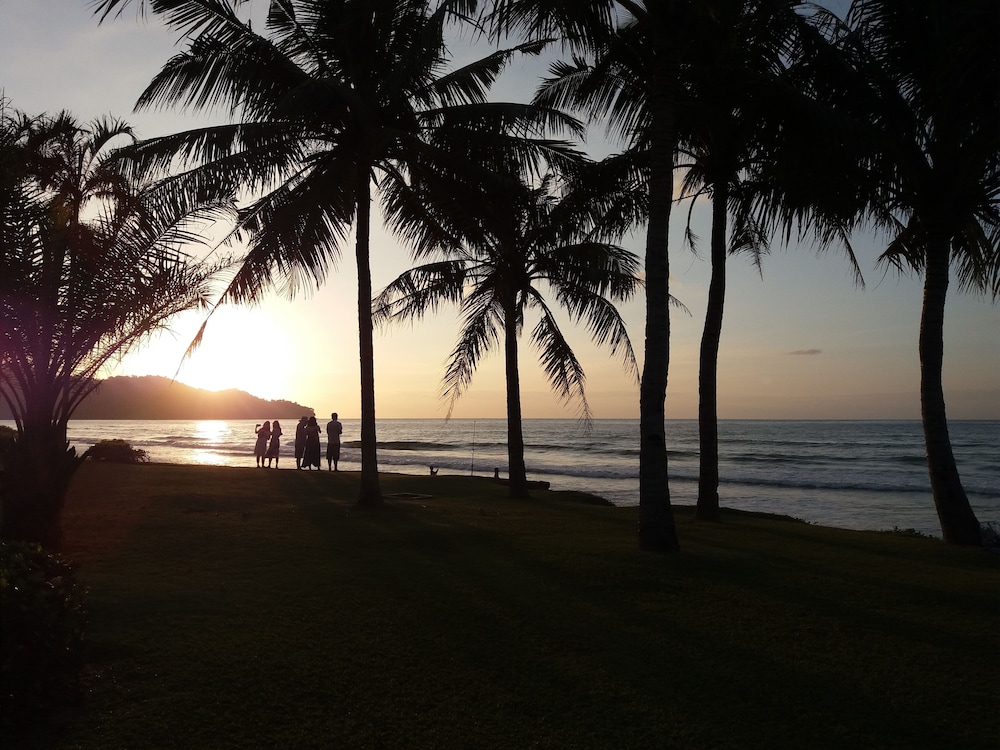 Sunset Seaview Beach Villas & Spa Suites at Nexus Karambunai