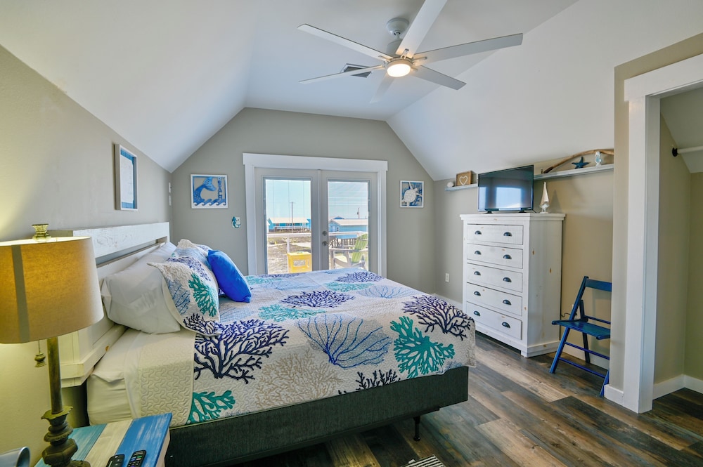 A Wave From it All - 3BR Beachside Coastal Retreat view 4