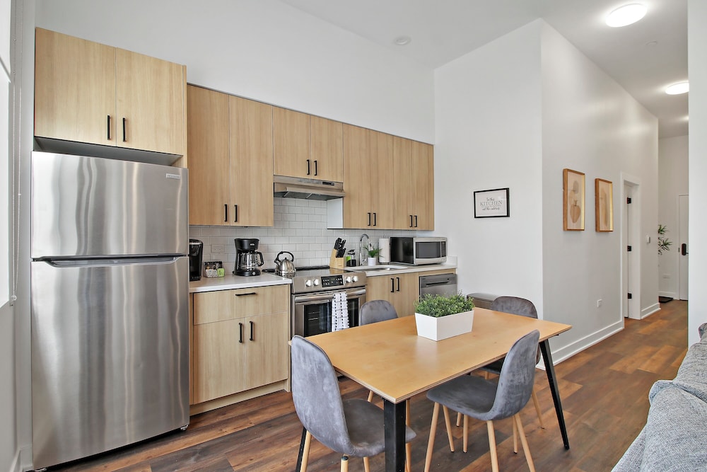 Stylish 4BR Stay - State rep