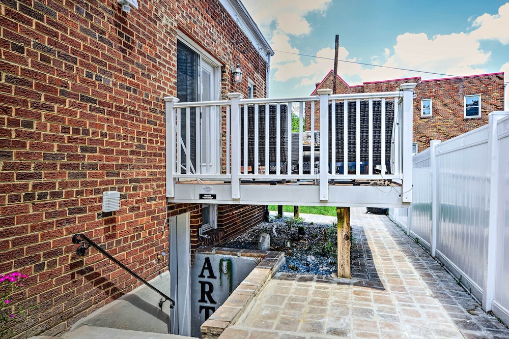 Stylish DC Studio ~ 5 Mi to National Mall! view 4
