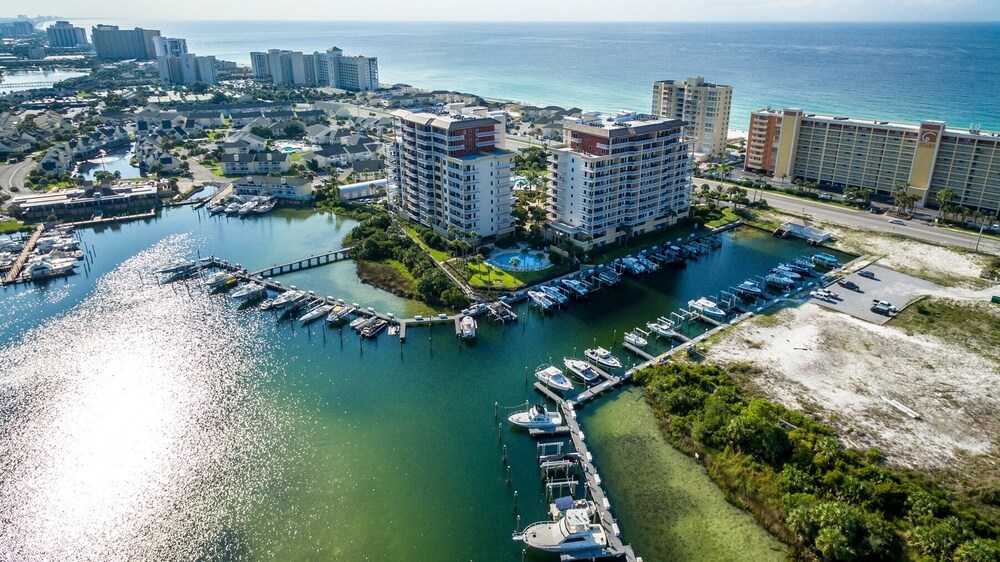 Harbor Landing 201a 3 Bedroom Condo by RedAwning