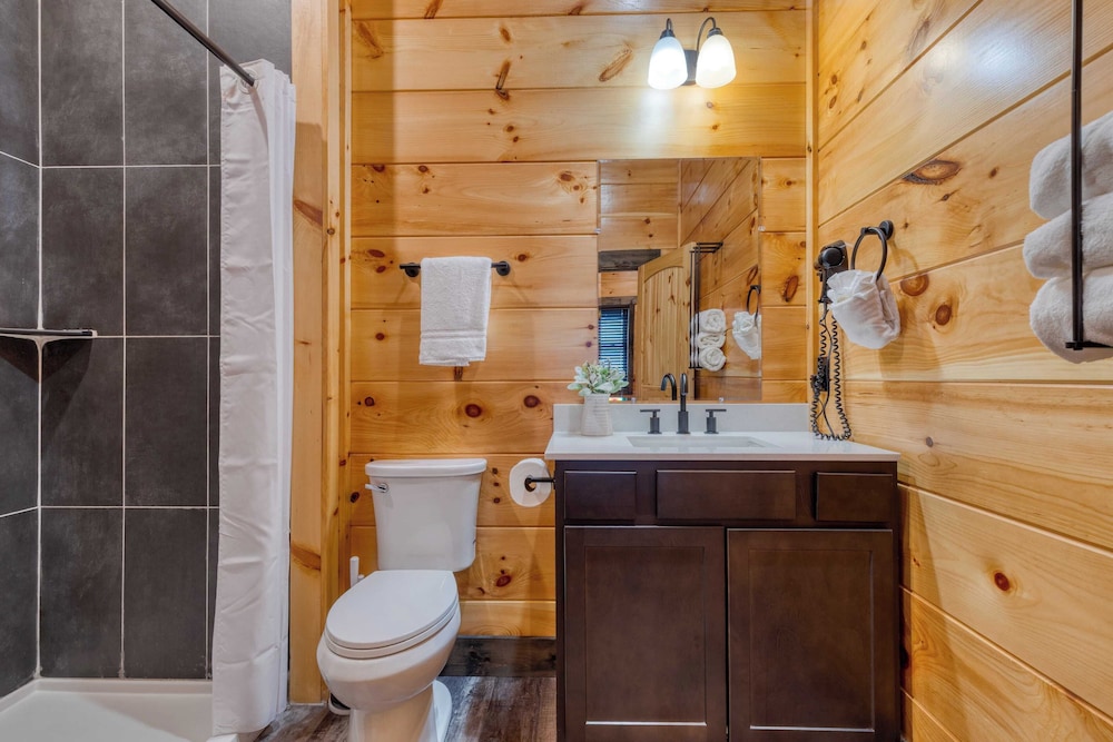 2 Homes Firefly Trail Way by Avantstay Sleeps 28, Indoor Pool + Hot Tub + Movie Theater & Game Room