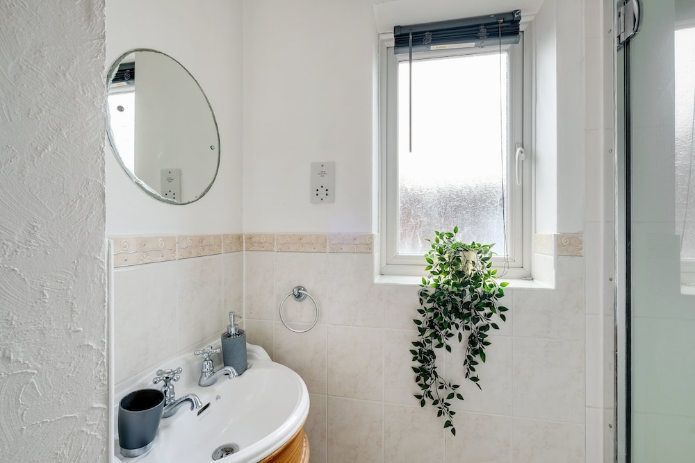 Sharp Close 4 Bedroom 2 Bath - Aylesbury