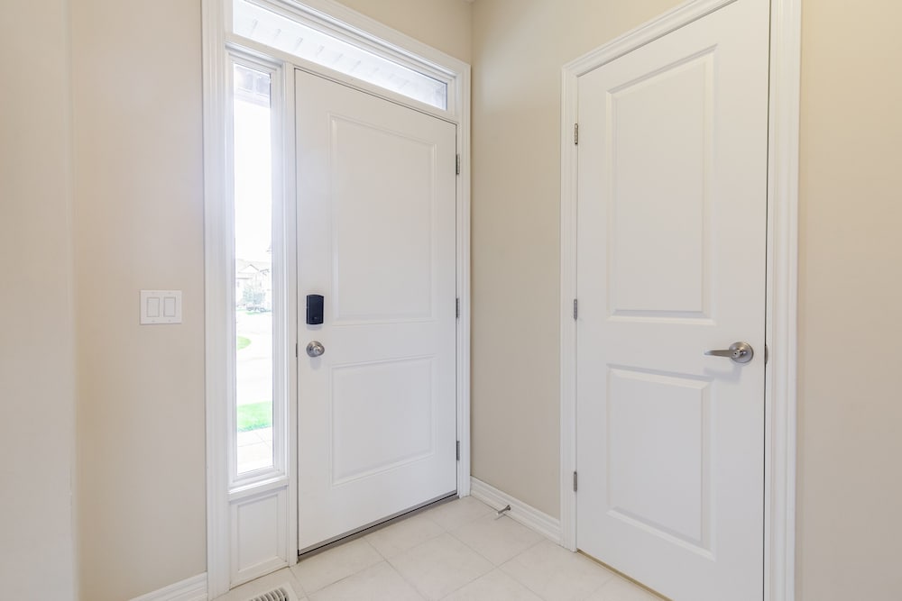 Modern 3BR 2BA Townhome in Lakeshore