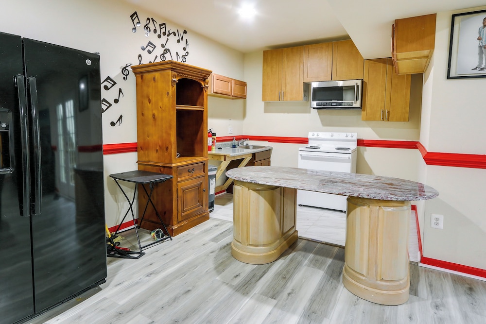 Clarksburg Getaway Near DC + Baltimore Sights!