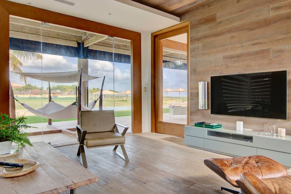 Architect s Estate w Pool Private Chef Butler