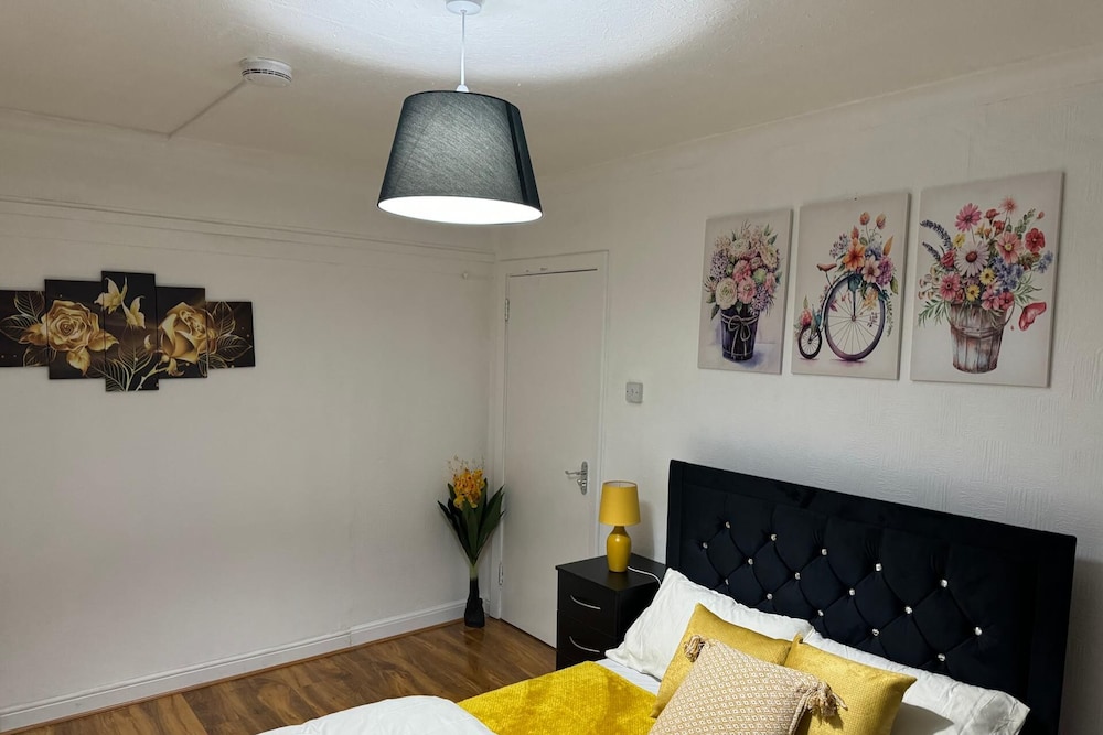 4BR Familyhome and Parking Sleeps7 Guests view 5