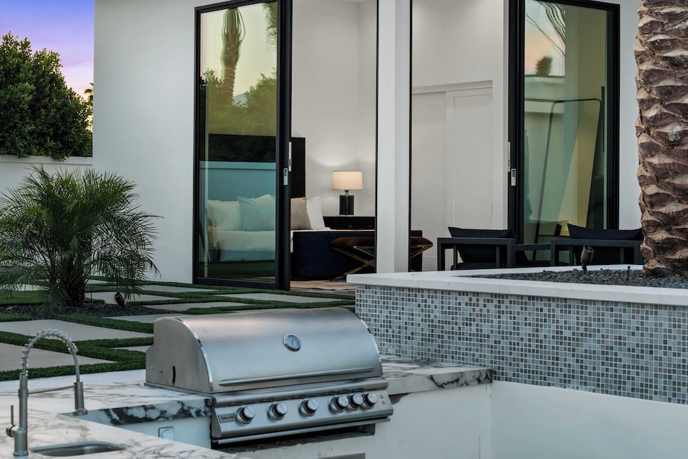 Sleeps 26 Pool, Hot Tub, Pickleball & Putting Green Bravo Villa #12 by Avantstay