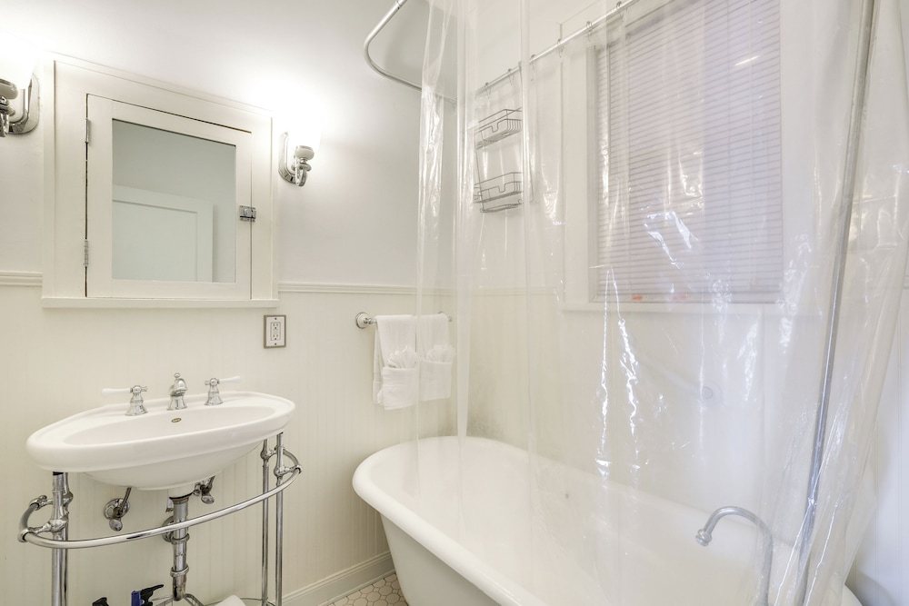 Walk to The Grandin Theatre: Roanoke Unit w/ Yard!