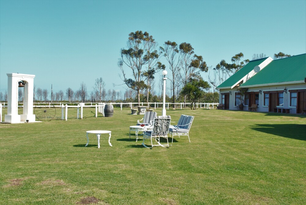 T'Niqua Stable Inn
