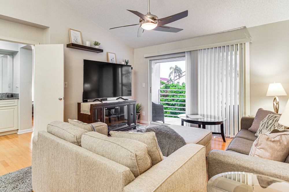 Resort Perks: Condo w/ Private Balcony in St Pete!