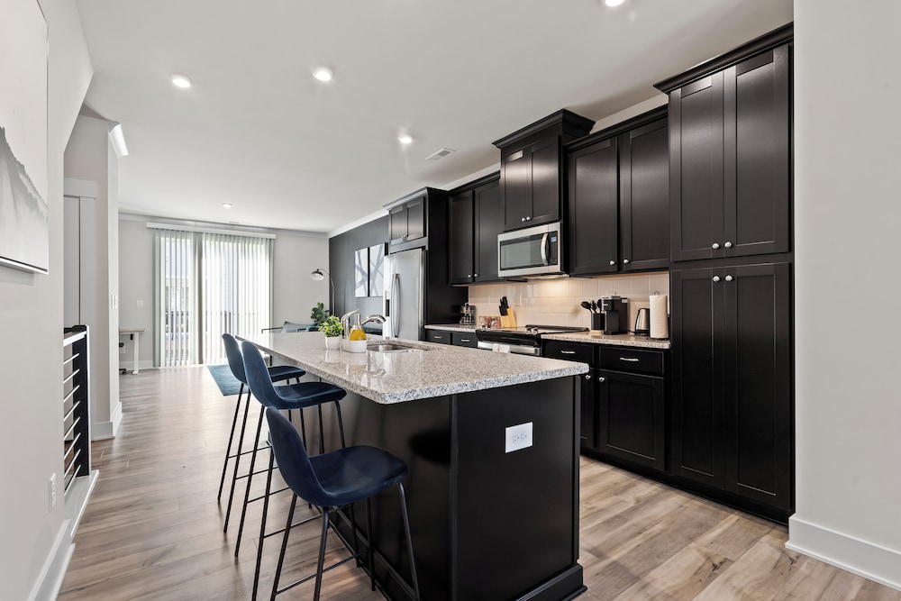 Luxe King 4BR Townhouse in Uptown CLT