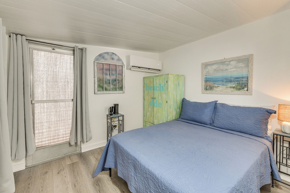 Screened-in Patio: Home 2 Mi to Cortez Beach!