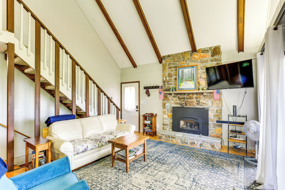 Deck, Fire Pit, Games: Family Escape Near Boone