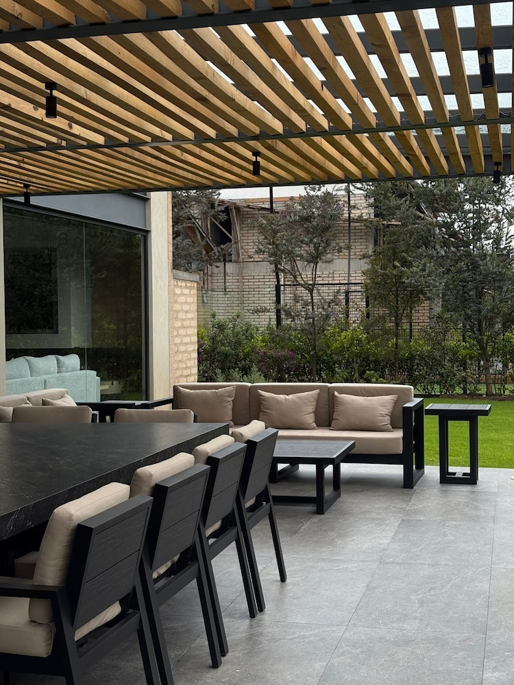 Casa Cundi-Contemporary Living in Nature