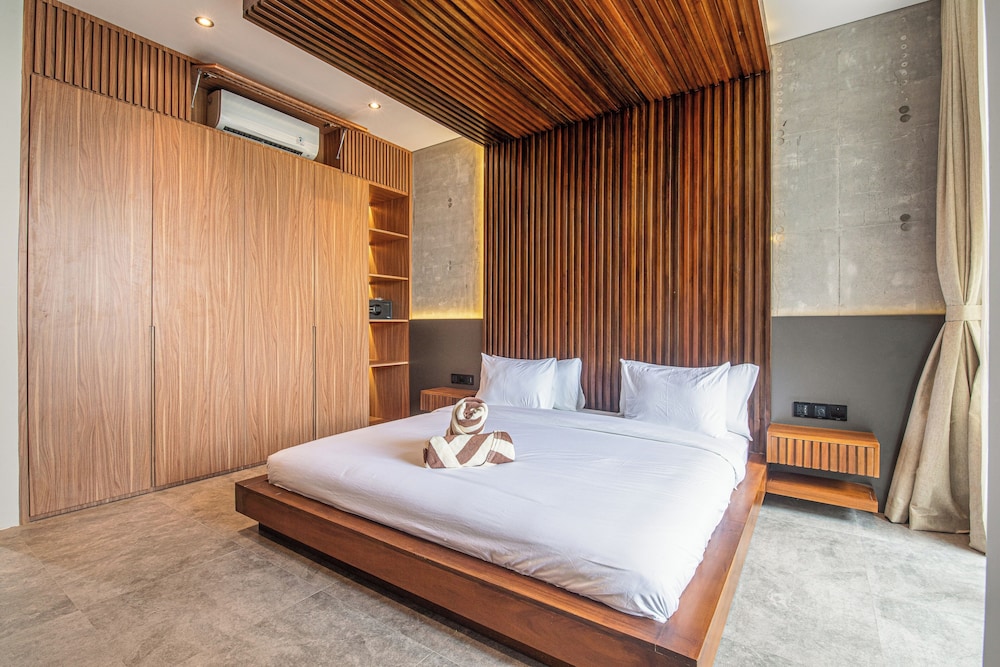 Modern 4BR Canggu Retreat Just 8mins to the Beach