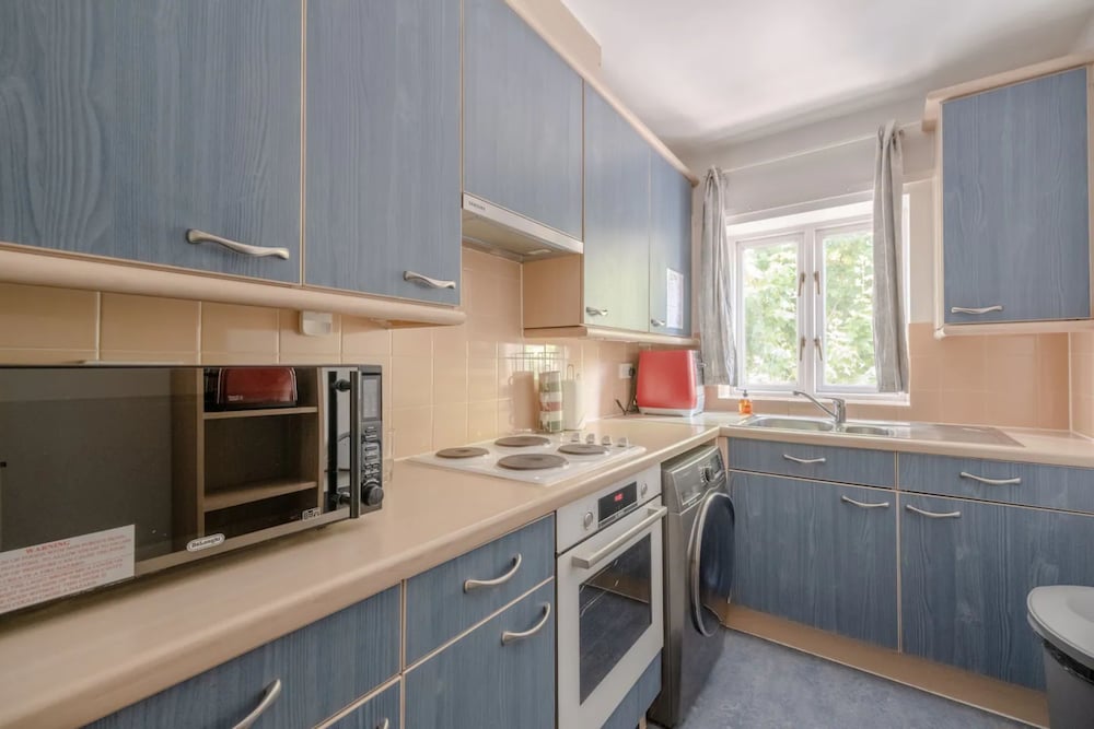 Bright 1 Bedroom Flat in Kensington Olympia